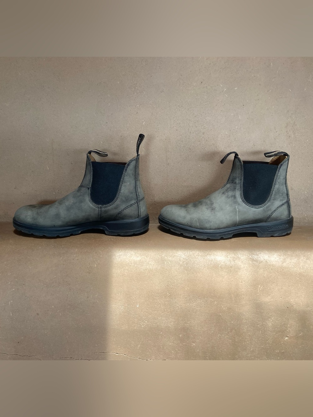 Blundstone Men’s 8.5 Chelsea Boots in Grey, Rustic Black with Black Elastic - Picture 2 of 12